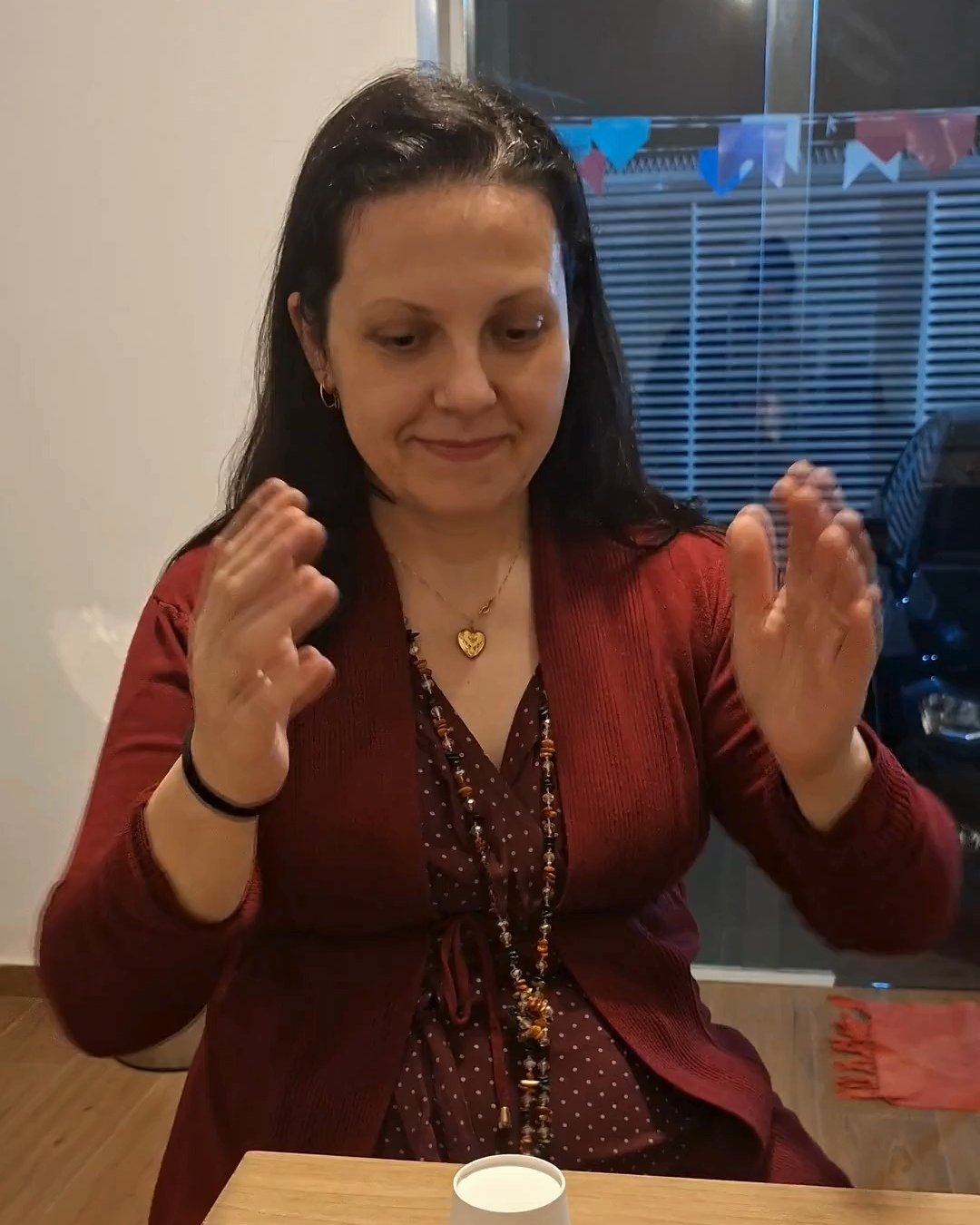 Professora conduzindo atividade de educação musical com palmas